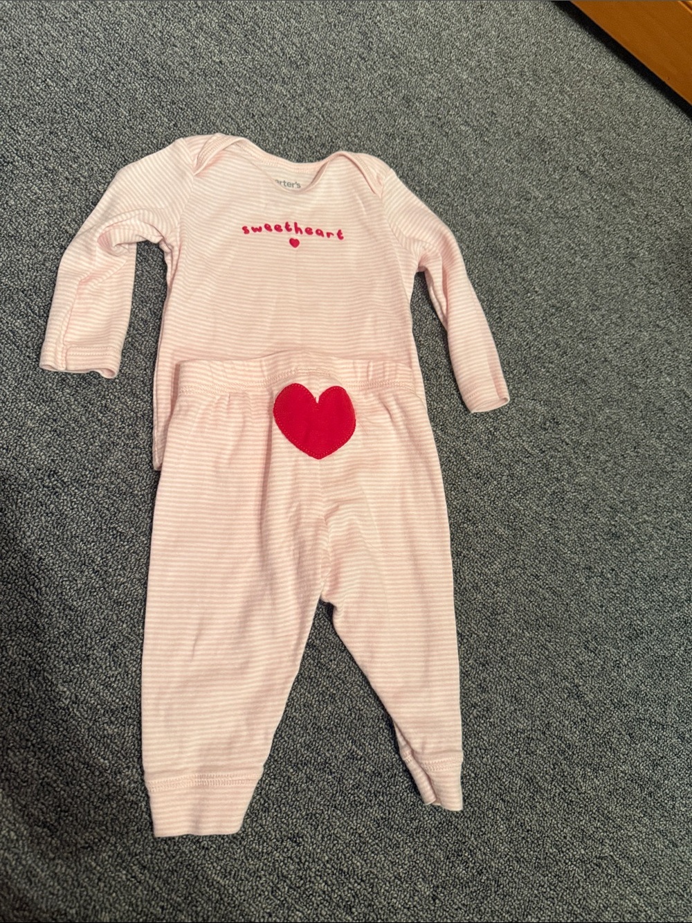 Sweetheart set. Heart on the bottom. Super cute. 🥰